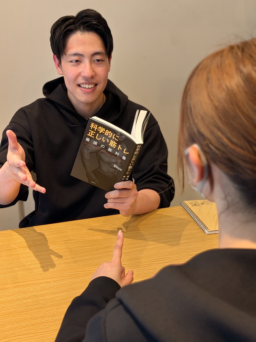 トレーナーがトレーニングの考え方を説明している様子